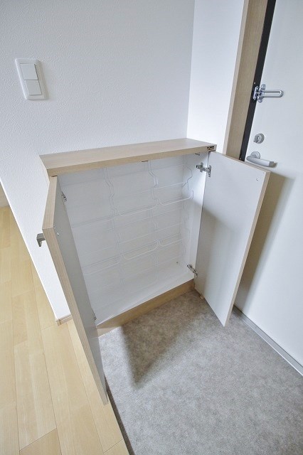 F maison SQUAREⅠ番館 シューズＢＯＸ
